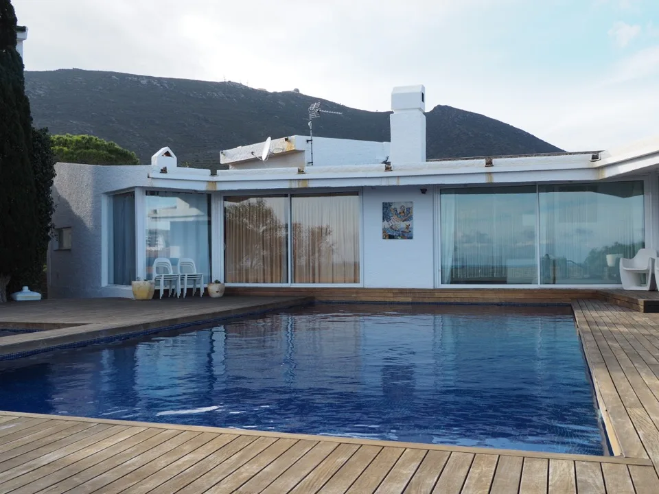 Piscine au pied d'une maison blanche près de Cadaqués