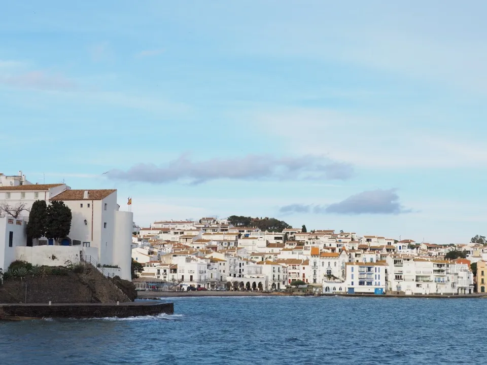 Bateaux dans la baie de Cadaqués devant les maisons blanches