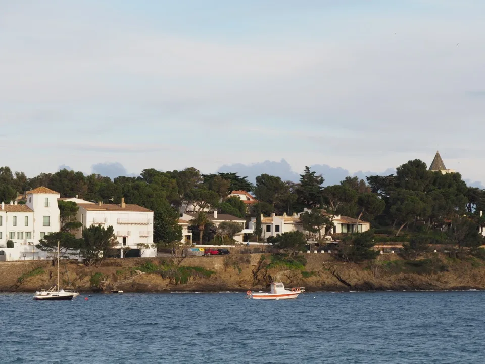 Maisons blanches sur la côte rocheuse de Cadaqués