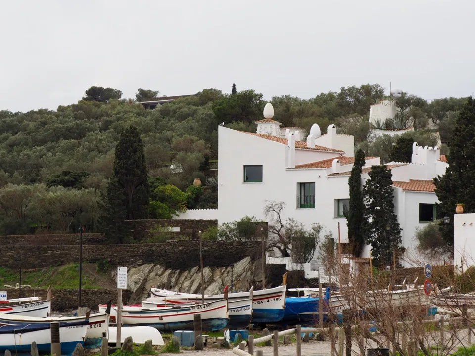 Maison blanche et bateaux dans la baie de Portlligat
