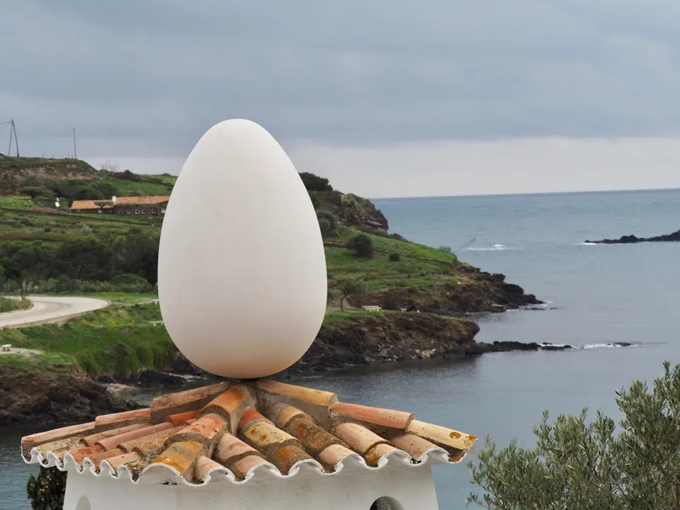 Grande sculpture blanche en forme d'œuf près de la maison de Dalí