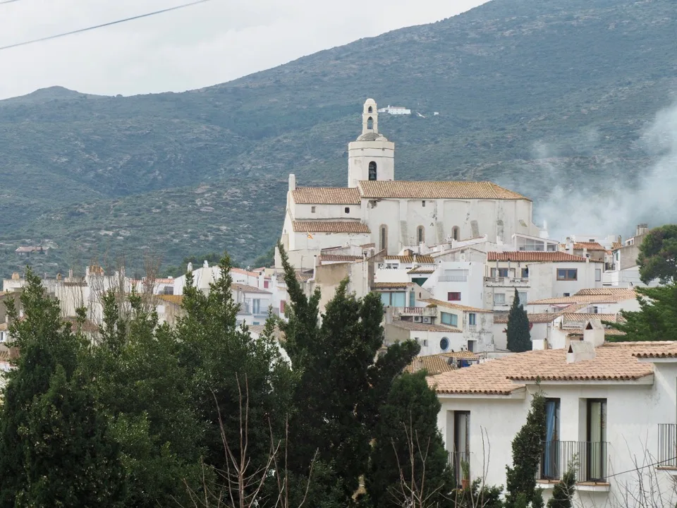 Église et maisons blanches dominant la baie de Cadaqués