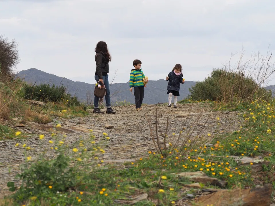 Famille marchant de dos sur un sentier près de Cadaqués