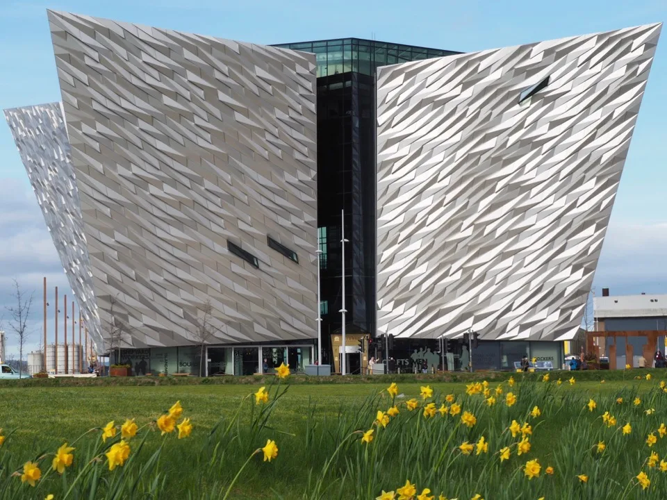 Silberne Fassade des Titanic Belfast Museums