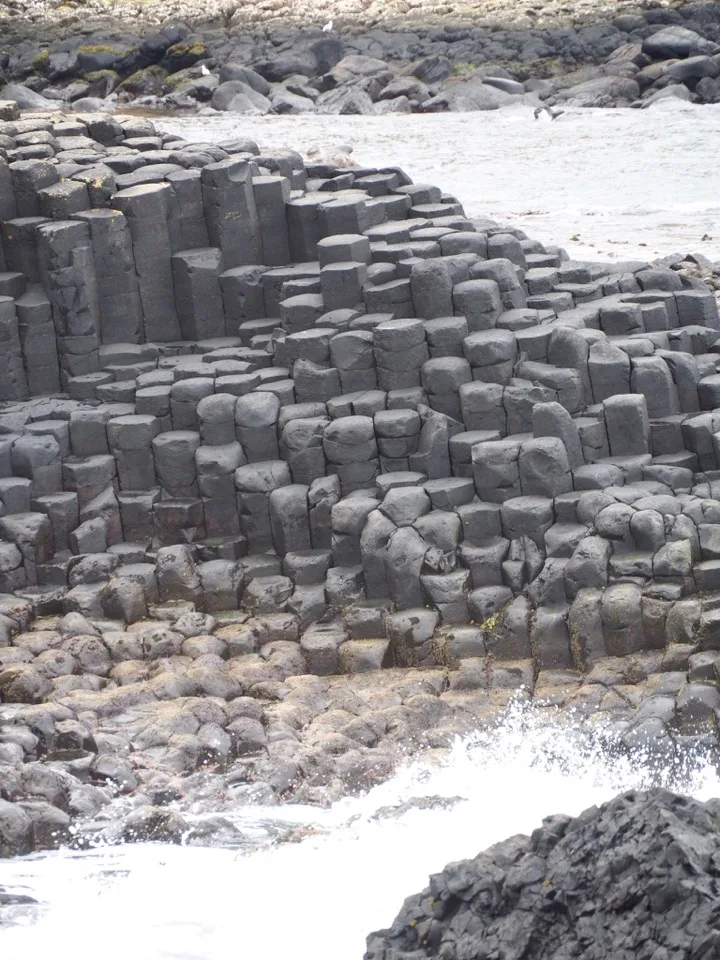 Basaltsäulen in der Brandung am Giant's Causeway