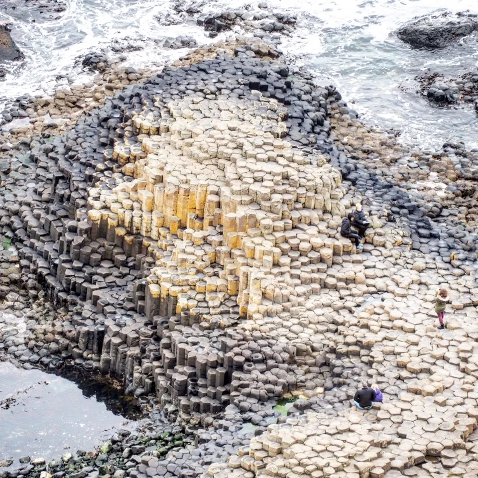Basaltsäulen des Giant's Causeway von oben