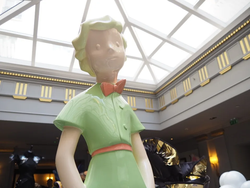 Statue du Petit Prince dans le hall du Sofitel Paris Le Faubourg