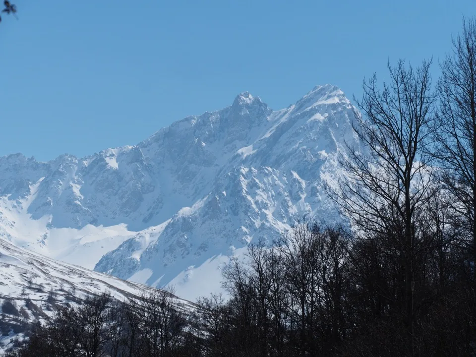 Grand Galibier enneigé au-dessus de la vallée