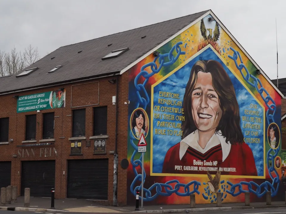 Gedenkwandbild an einer Fassade in Belfast