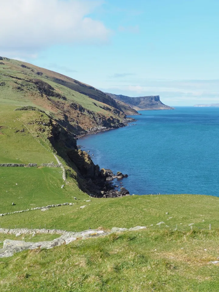 Grasbewachsene Klippen an der Antrim-Küste