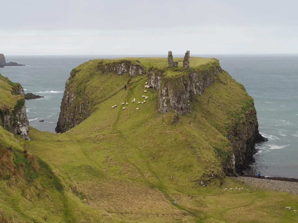 Ruine von Dunluce Castle über dem Meer