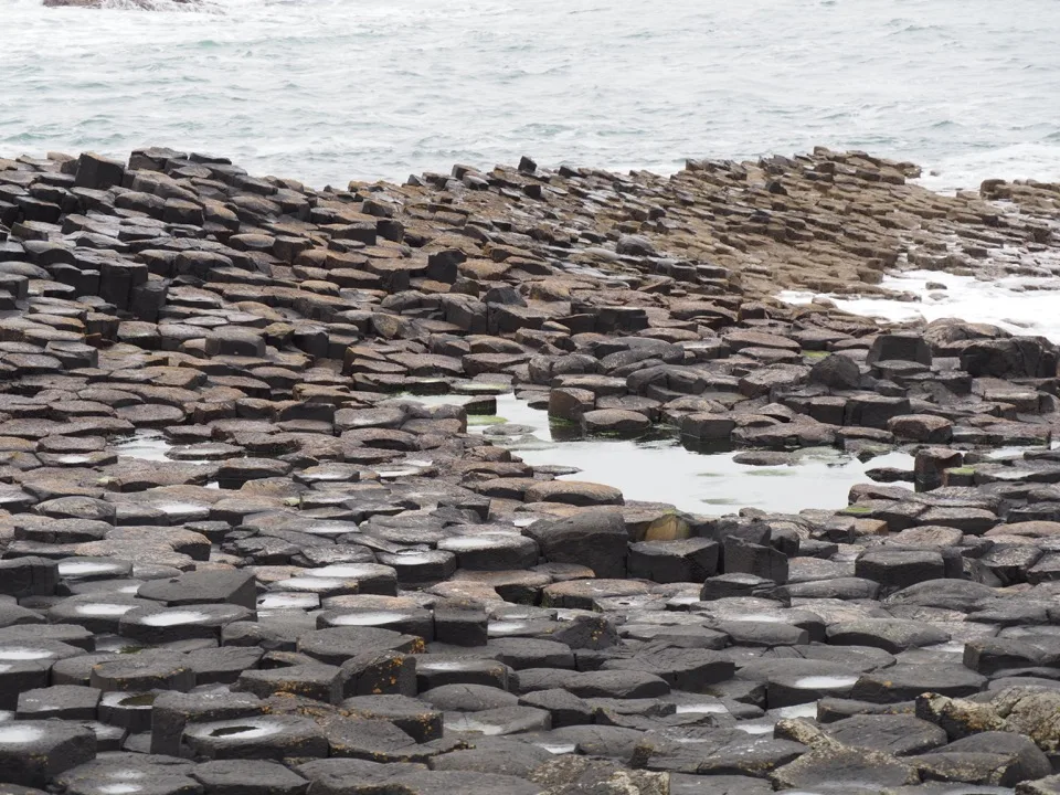 Basaltplateau am Giant's Causeway am Meer
