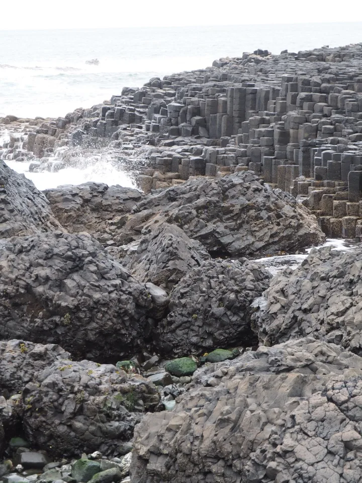 Dunkle Basaltformationen am Giant's Causeway