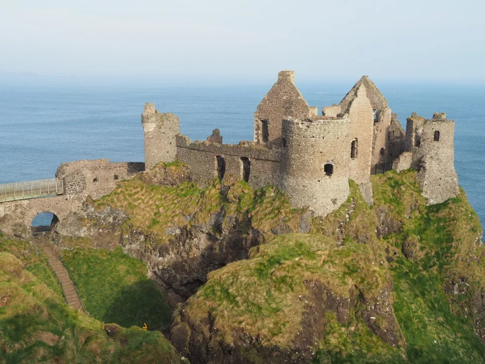 Ruine von Dunluce Castle auf einer Landzunge