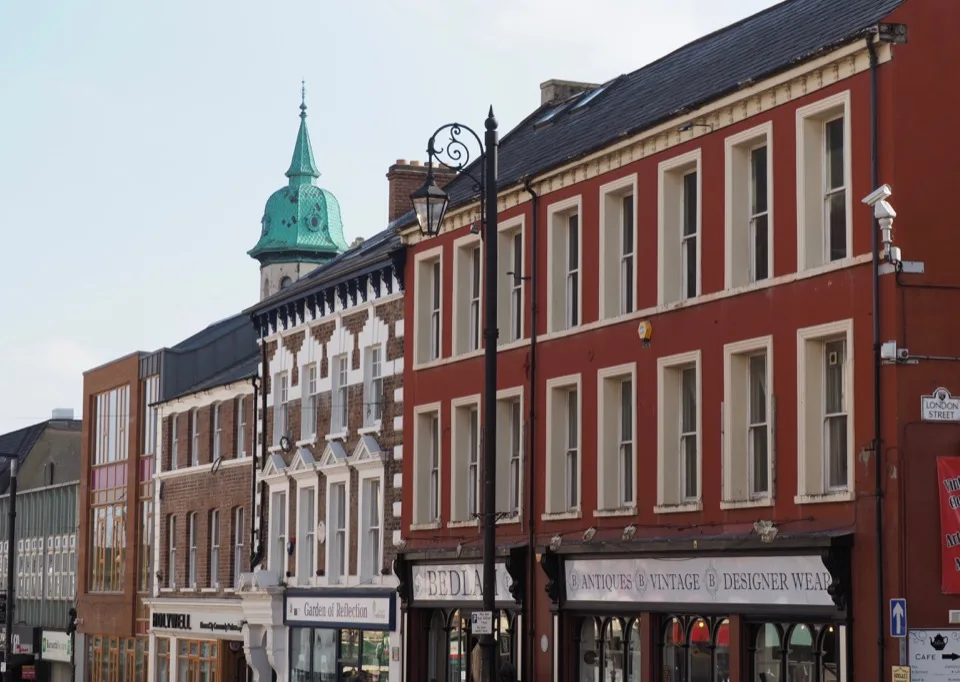 Bunte Fassaden in einer Straße in Derry