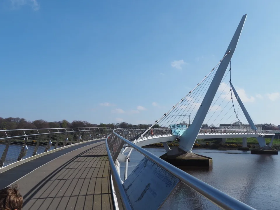 Peace Bridge über dem River Foyle in Derry