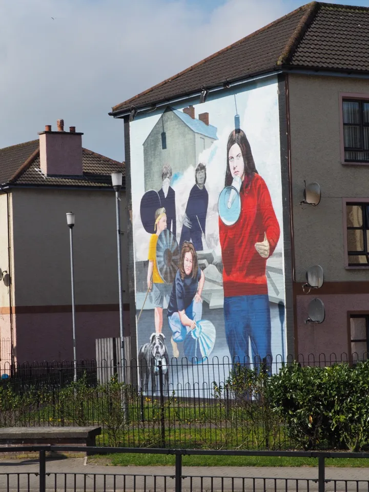 Wandbild historischer Figuren an einem Gebäude in Derry