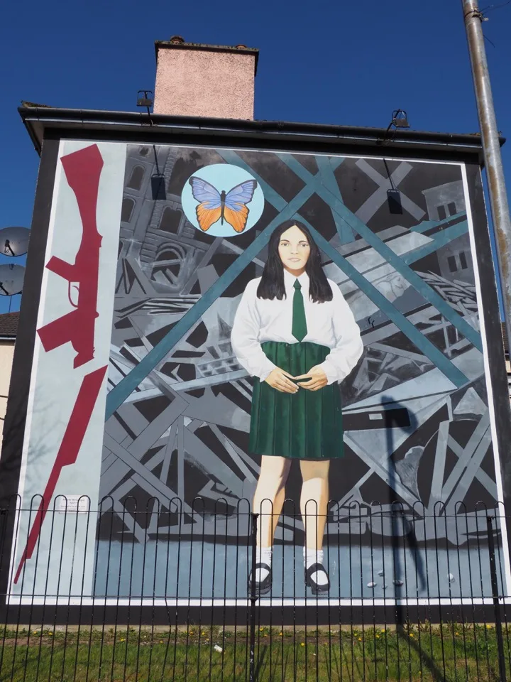 Wandbild einer Frau an einer Fassade in Derry