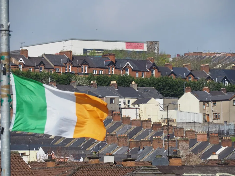 Irische Flagge über den Dächern von Derry