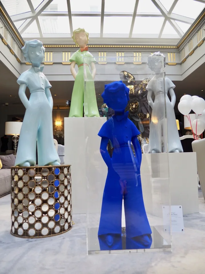 Figurines du Petit Prince exposées dans le hall de l'hôtel