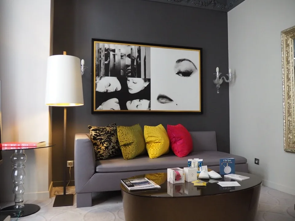 Coin salon avec coussins colorés dans une suite d'hôtel