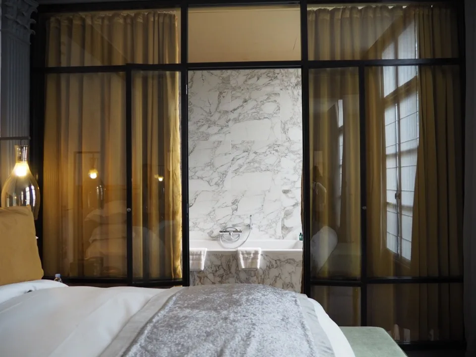 Chambre d'amis avec salle de bain vitrée