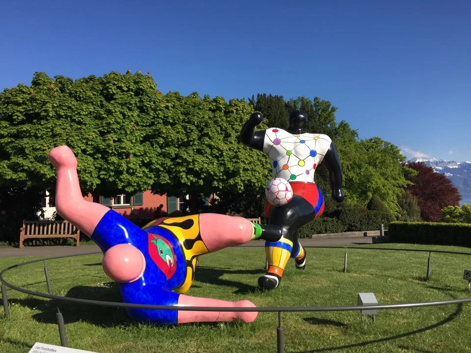 Sculpture colorée dans le Parc olympique de Lausanne