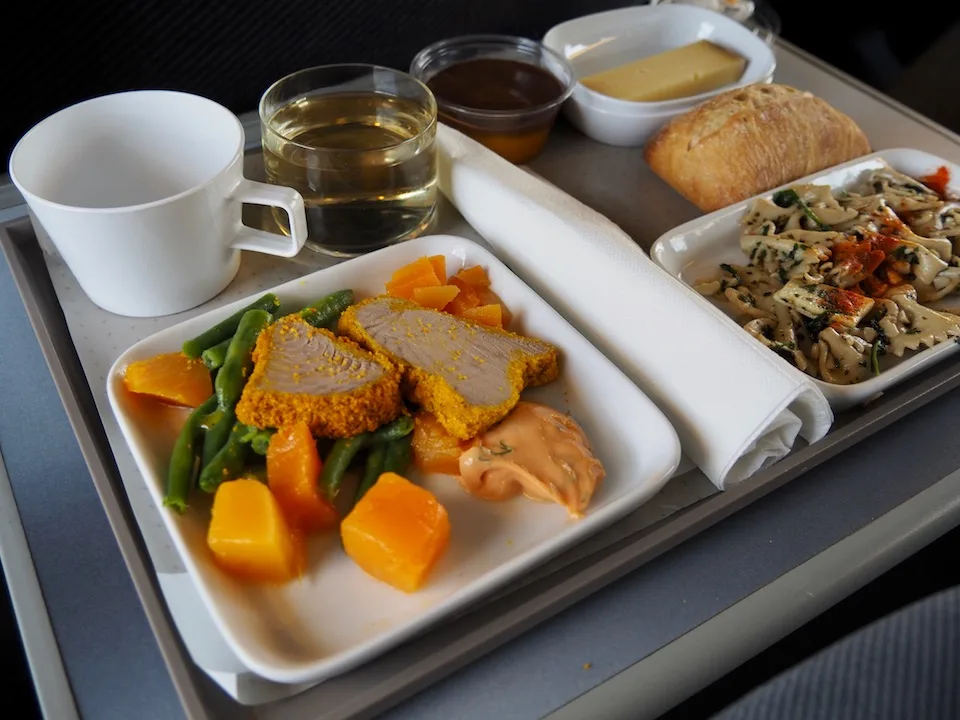 Plateau repas servi à bord d'un train TGV Lyria