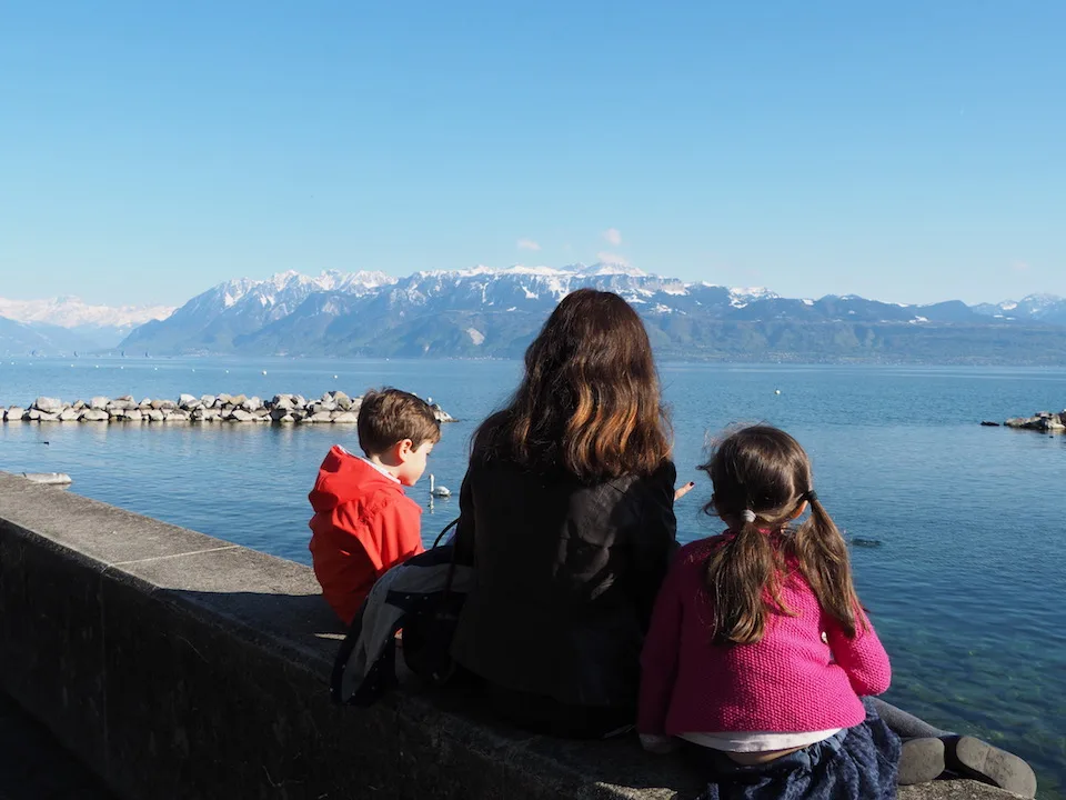 Famille regardant le lac Léman vers les Alpes
