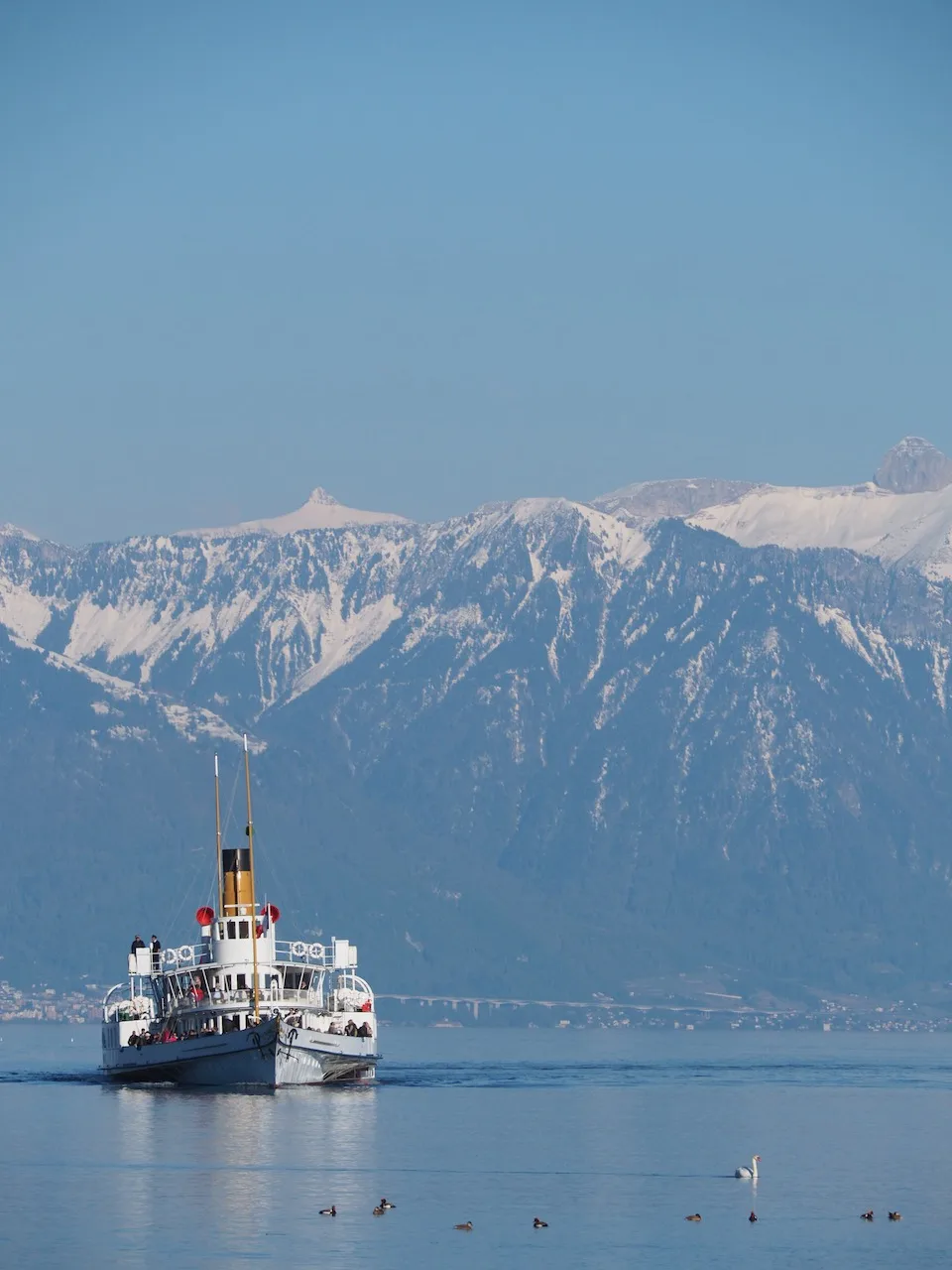 Bateau à vapeur sur le lac Léman avec les montagnes derrière