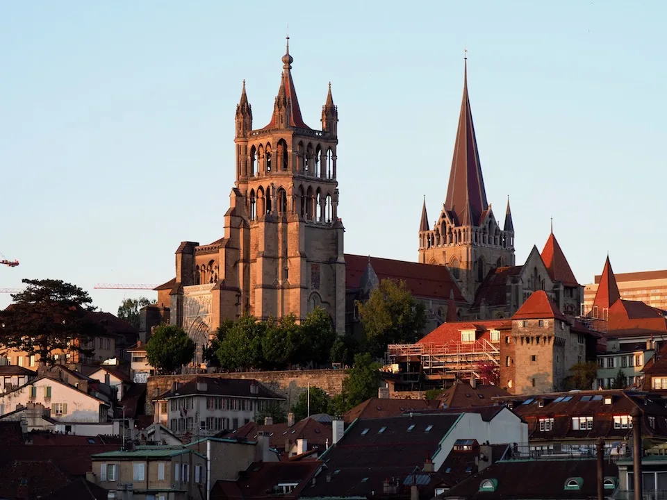 Cathédrale de Lausanne dans une chaude lumière du soir
