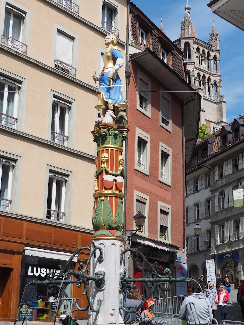 Colonne décorative et façades historiques au centre de Lausanne
