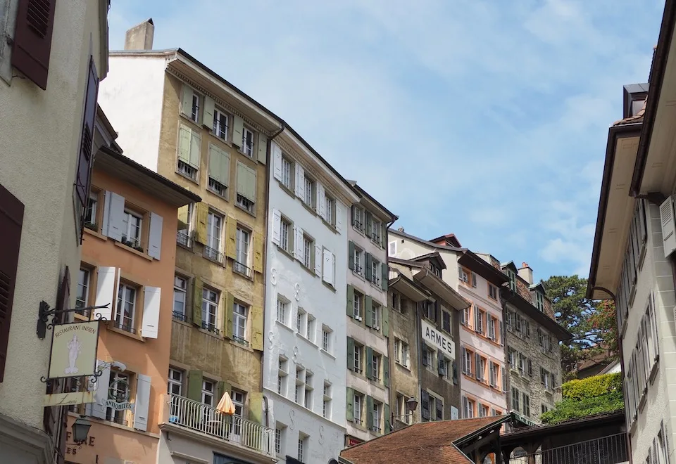 Immeubles d'habitation bordant une rue étroite de Lausanne