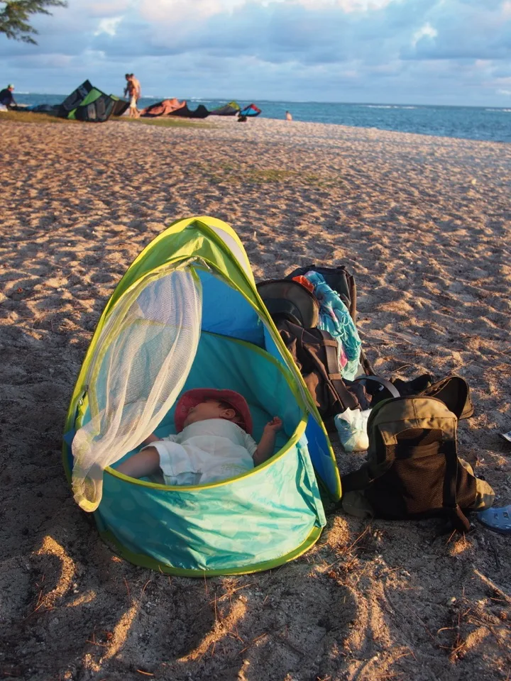 Abri de plage posé sur le sable à l'Ile Maurice