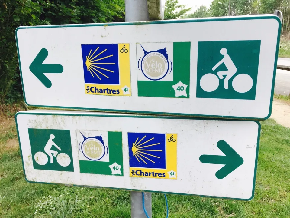 Panneaux d'itinéraire cyclable en direction de Chartres