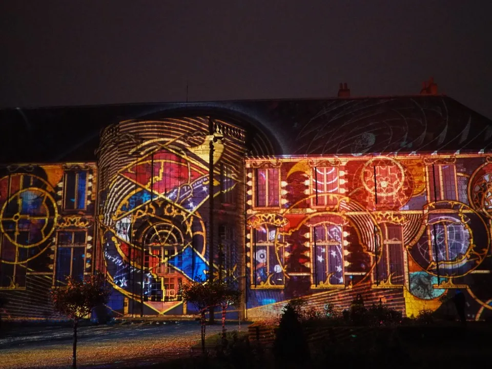 Projections de lumière colorée recouvrant un bâtiment historique à Chartres