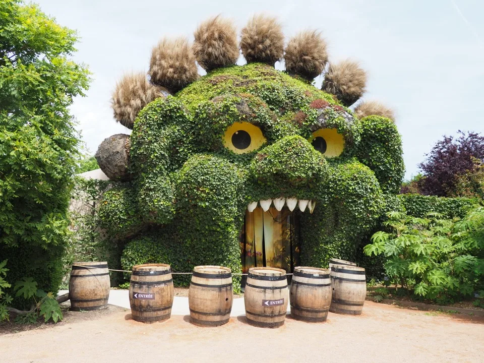 Sculpture végétale en forme de monstre à Terra Botanica