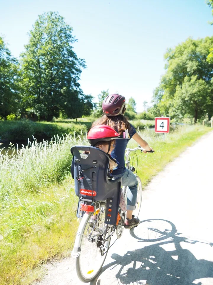 Vélo en famille sur un chemin tranquille en Anjou