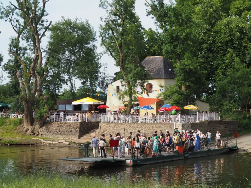 Bac fluvial transportant des vélos en Anjou