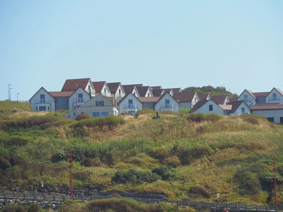 Rangée de maisons de vacances au-dessus des dunes à Équihen-Plage