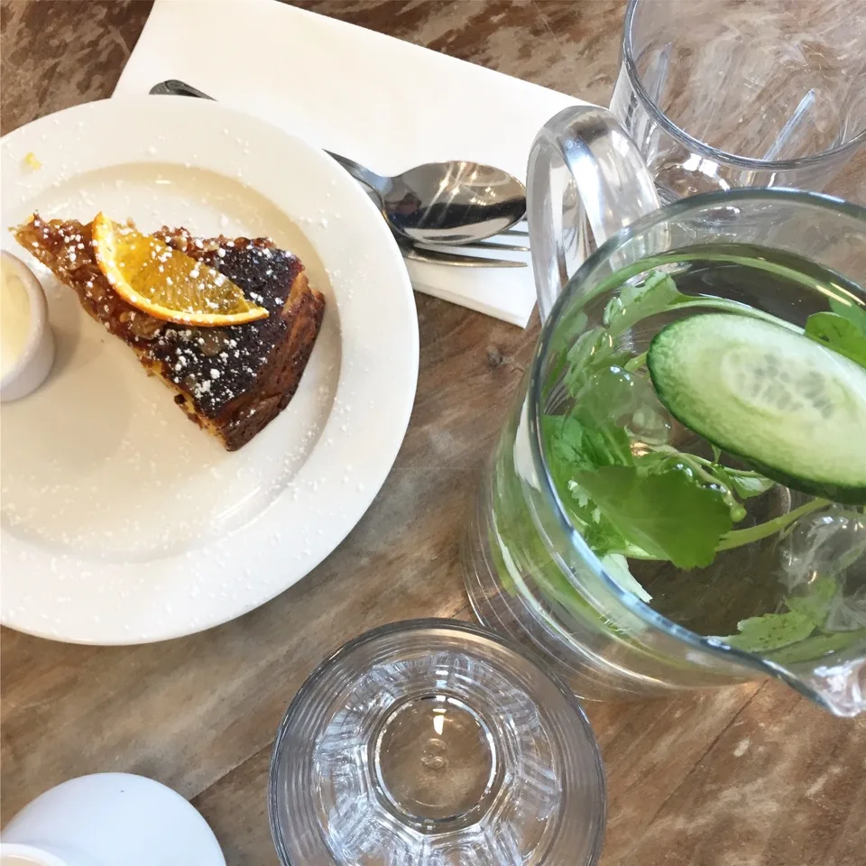 Dessert au chocolat et boisson verte sur une table à Dublin