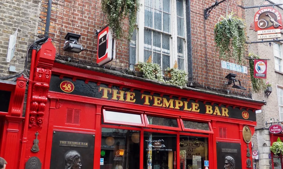 Façade rouge du pub Temple Bar à Dublin