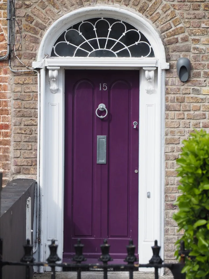 Porte violette encadrée de briques à Dublin
