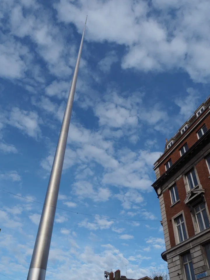Spire de Dublin pointant vers un ciel nuageux
