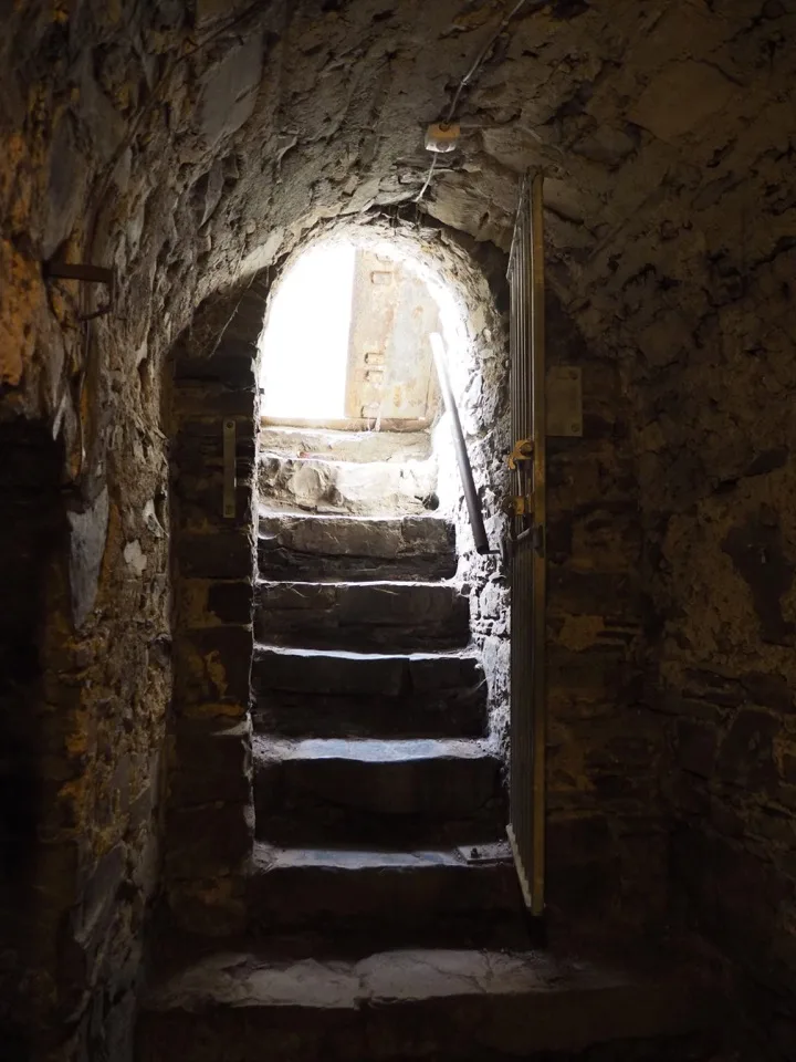 Escalier de pierre étroit dans un bâtiment historique de Dublin