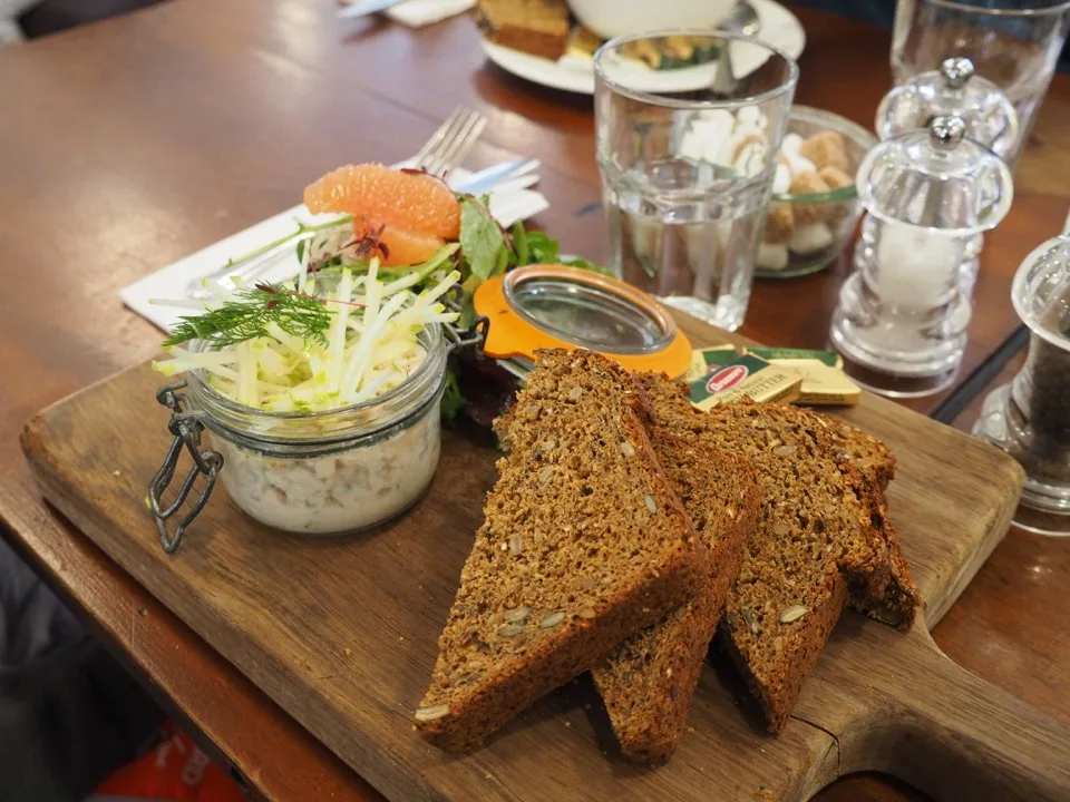 Sandwichs au pain complet servis avec salade et saumon fumé