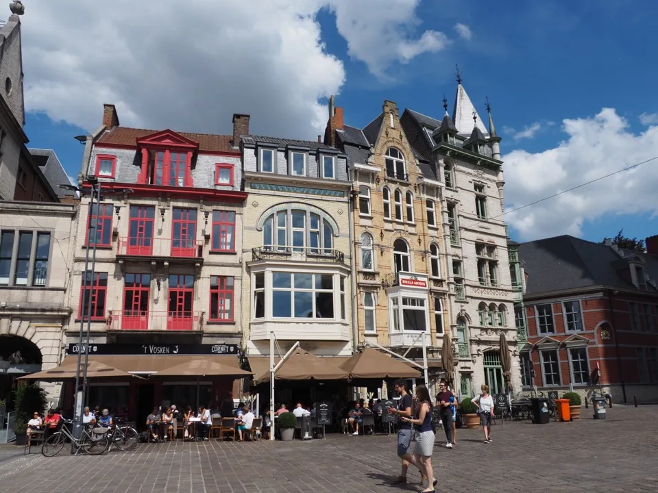 Maisons de guilde et cafés historiques sur une place de Gand