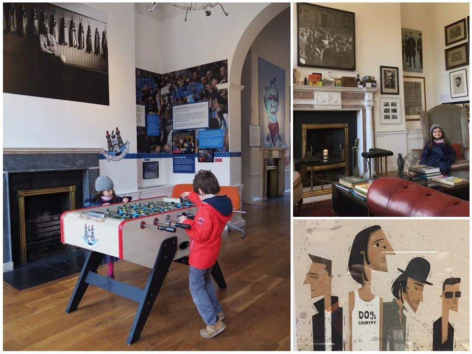 Famille jouant au baby-foot dans le Little Museum of Dublin