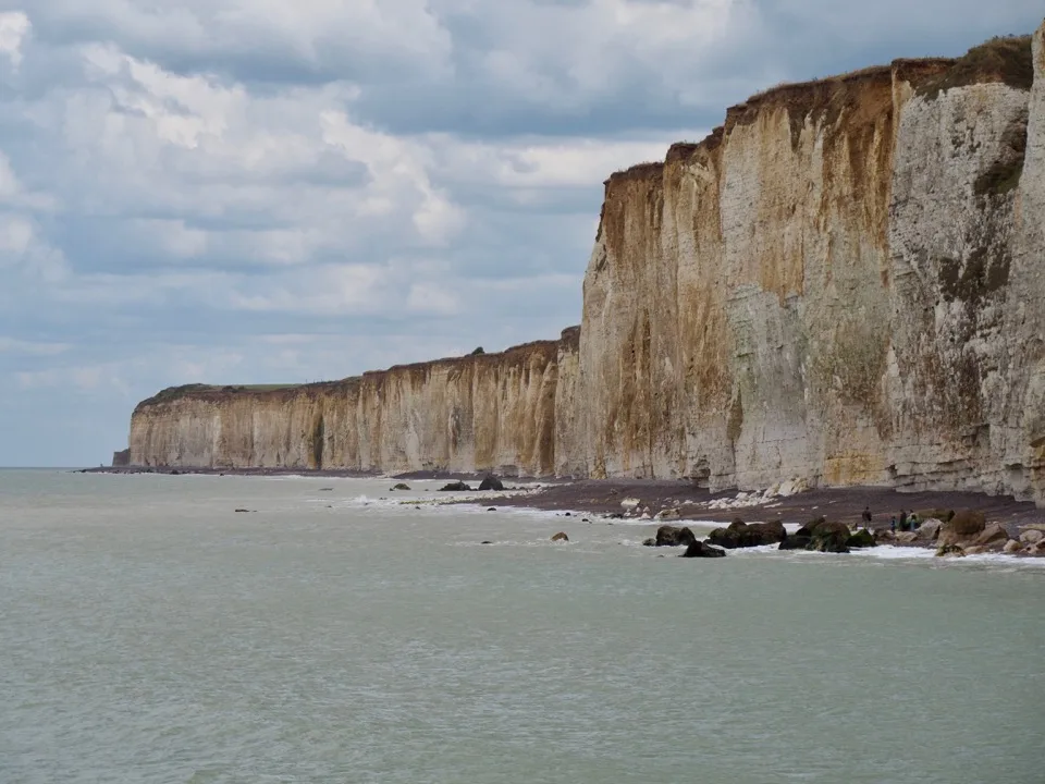 Falaises blanches rencontrant la mer à Veules-les-Roses