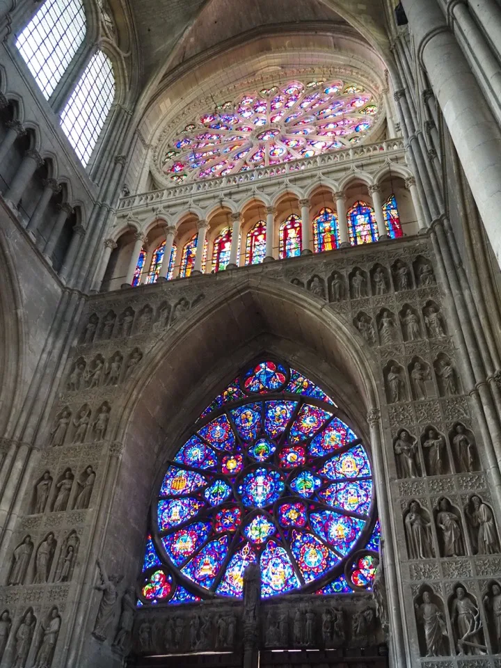 Rosace et vitraux à l'intérieur de la cathédrale de Reims
